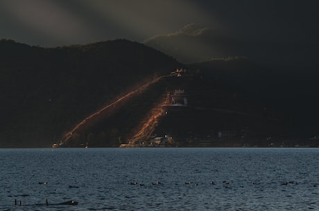 可恢复保险丝 自恢复保险丝电阻又恢复到原来的低阻状态；此过程可循环多次